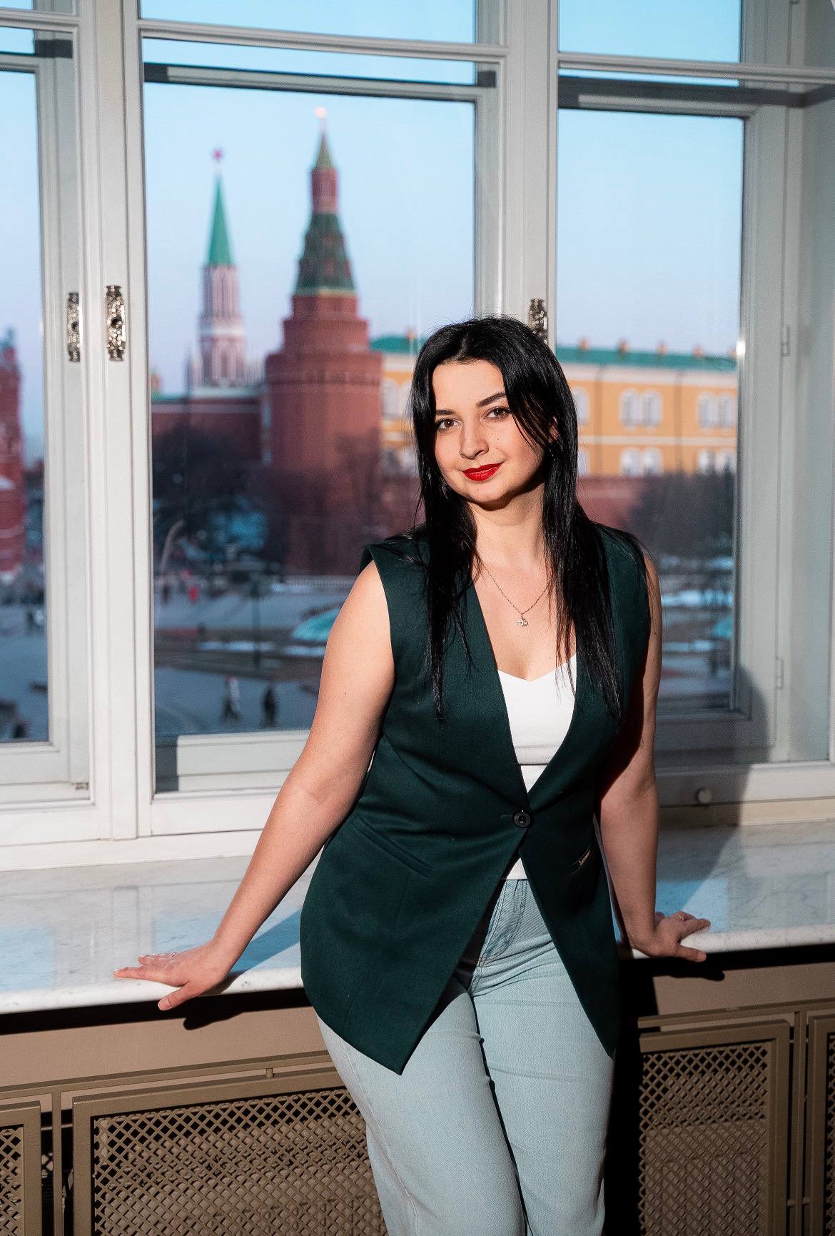 Косметолог-эстетист Инна Гук в кабинете в Москве